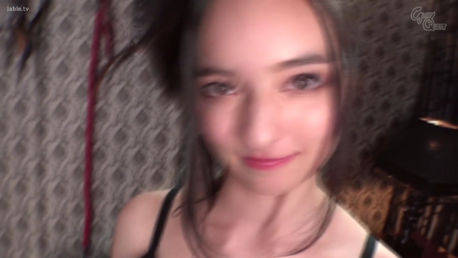 室内 · 脸部特写 · 黑色吊带