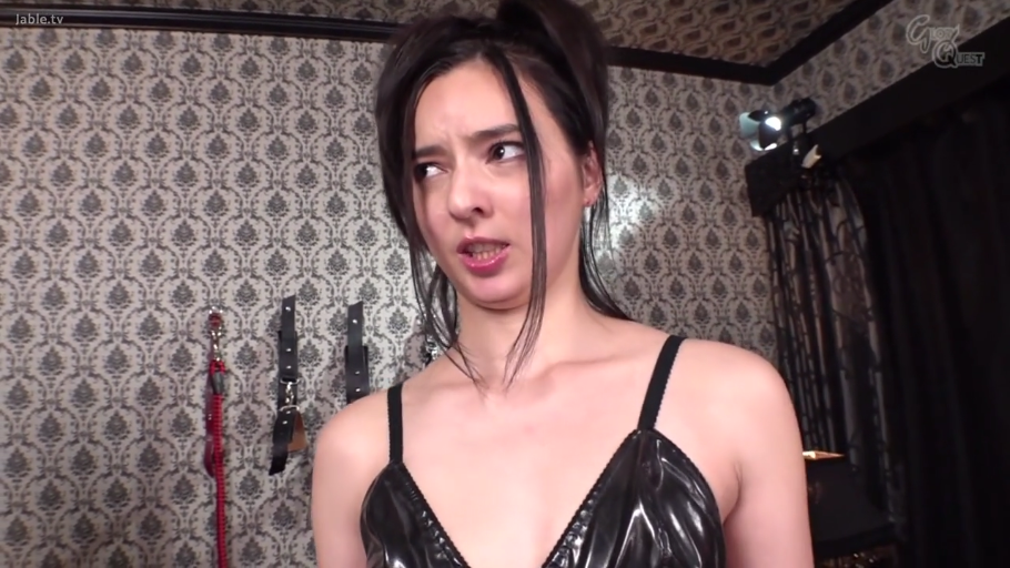 室内 · 站姿 · 面部特写 · 注视 · 黑色皮革吊带 · 嫌弃表情 · 墙上束缚具