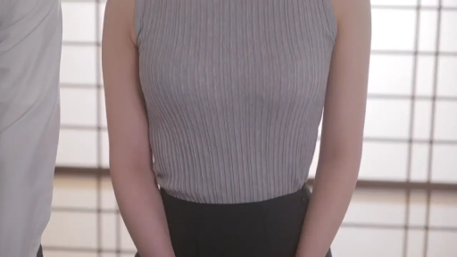 面部特写 · 注视镜头 · 无表情 · 室内和室 · 正面站立 · 灰色无袖高领上衣