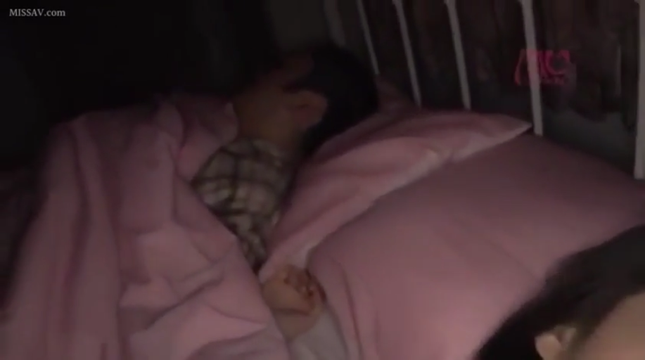 寝室 · 目を閉じて · 寝姿 · 睡衣 · 睡眠 · 床具 · 低亮度