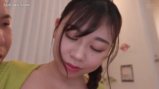 室内 · 脸部特写 · 平静 · 注视 · 视频截图 · 绿色针织衫 · 倾斜姿势