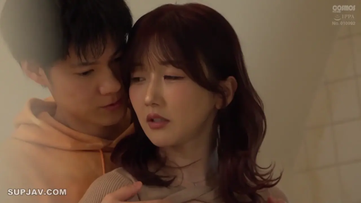 室内 · 憂鬱 · 抱擁 · 顔のクローズアップ · カジュアルウェア · 亲密 · 纯爱感