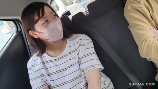 坐姿 · 中景 · 自然 · 口罩 · 素人 · 侧望 · 条纹T恤 · 汽车内