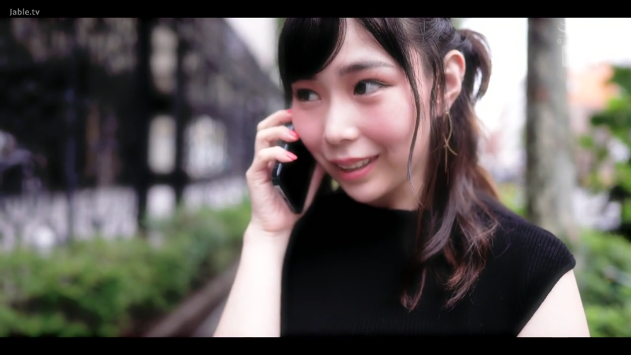 站姿 · 微笑 · 面部特写 · 手机 · 户外 · 长发 · 打电话 · 黑色无袖上衣