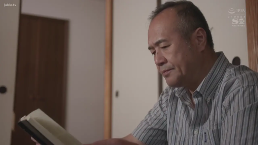 站立 · 半身特写 · 房间 · 手机 · 男女互动 · 打电话 · 开心 · 蓝色内衣