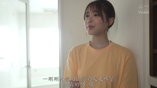 室内 · 站立 · 微笑 · 半身 · 対話 · 成人视频截图 · 黄色短袖T恤