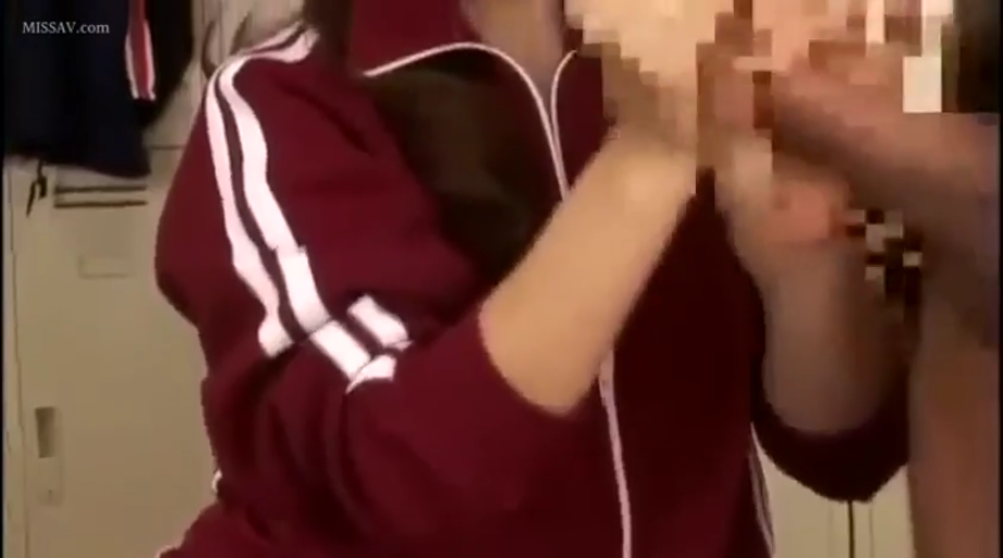 俯身 · 马赛克 · 中景 · 更衣室 · 手交 · 面部模糊 · 红色运动服