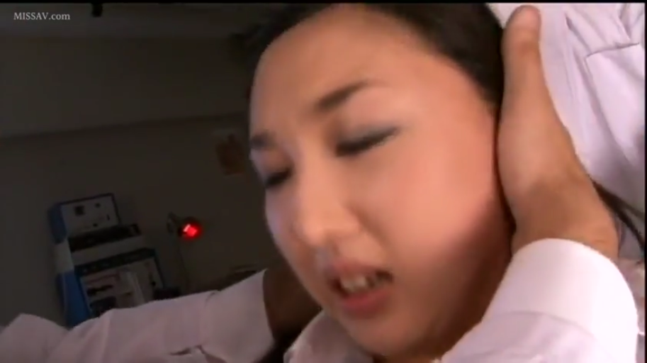 口交 · 张口 · 跪姿 · 休闲装 · 货架 · 生殖器 · 成人用品店 · 半公开场所