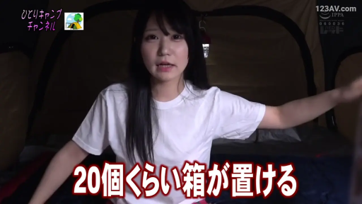 坐姿 · 面对镜头 · 自然 · 上半身 · 白色T恤 · 帐篷 · 露营灯