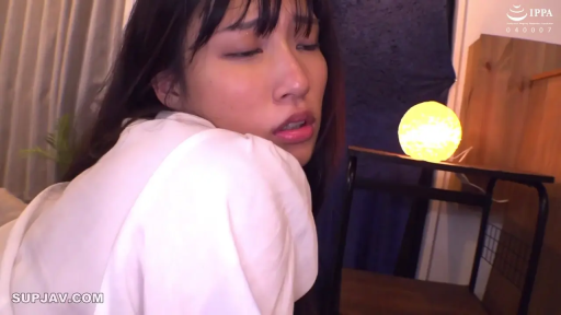 室内 · 顔部のクローズアップ · 白色衬衫