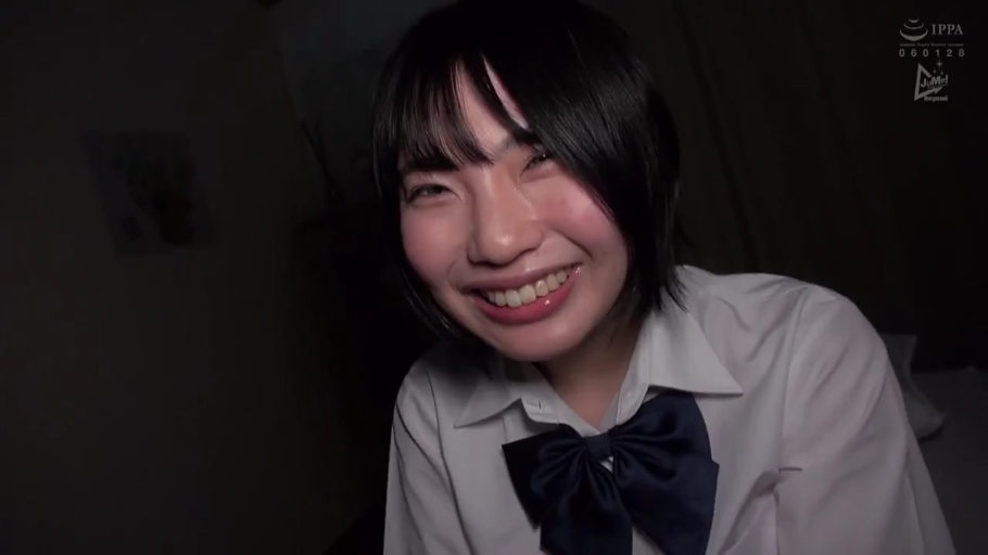 室内 · 顔のクローズアップ · JK制服 · 注视镜头 · ショートヘア · 大笑 · 正对镜头