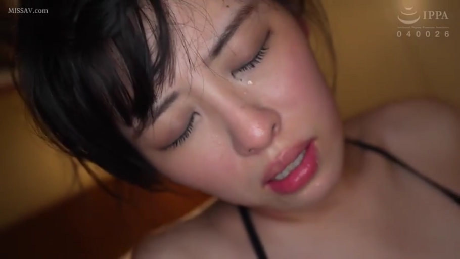 面部 · 摆拍 · 诱惑 · 摄影棚 · 多种姿势 · 封面文字 · 多种服装 · 拼贴封面