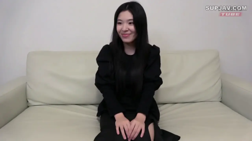 坐姿 · 交谈 · 中景 · 沙发 · 沙发 · 微笑 · 居家 · 黑色泡泡袖上衣