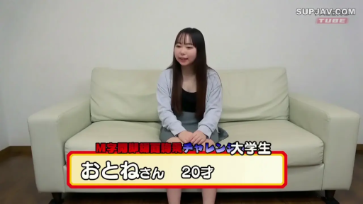 沙发 · 坐姿 · 中景 · 灰色外套 · 沙发 · 微带笑意 · 采访 · 姓名牌