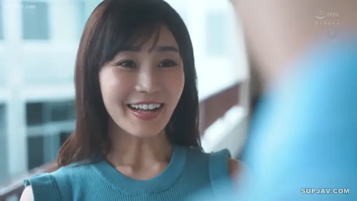 室内 · 脸部特写 · 微笑 · 聊天 · 长发 · 面对面站立 · 蓝色无袖针织衫