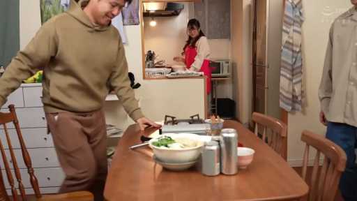 站立 · 微笑 · 远景 · 餐厅 · 围裙 · 准备用餐