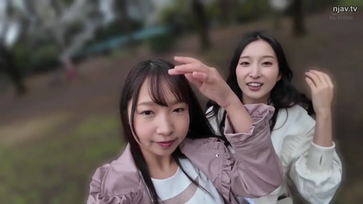 脸部 · 微笑 · 面对镜头 · 双人 · 公园 · 夹克 · 伸手