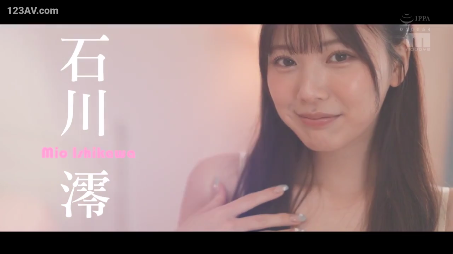 室内 · 脸部特写 · 字幕 · 注视镜头 · 白色吊带 · 甜美微笑 · 正面坐姿 · 日系清纯