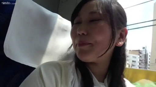 坐姿 · 面部 · 微笑 · 车内 · 日常服饰 · 开心 · 白天 · 座位