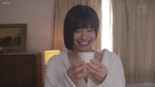 室内 · 站立 · 微笑 · 短发 · 纸杯 · 胸部以上 · 白色浴袍 · 拿杯子