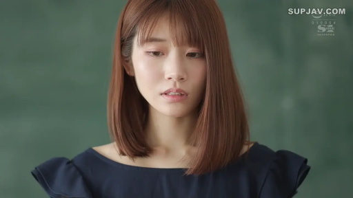 忧郁 · 教室 · 脸部 · 站立 · 凝视 · 黑板 · 短发 · 深蓝色露肩装