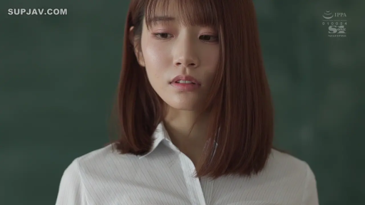 忧郁 · 教室 · 站立 · 白衬衫 · 面部特写 · 黑板 · 垂首 · 知性