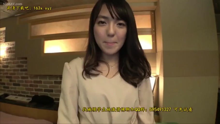 微笑 · 酒店房间 · 注视 · 上半身特写 · 连衣裙 · 正对镜头