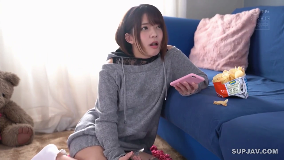 全景 · 客厅 · 居家 · 薯片 · 惊讶 · 靠坐 · 拿手机 · 灰色露肩卫衣