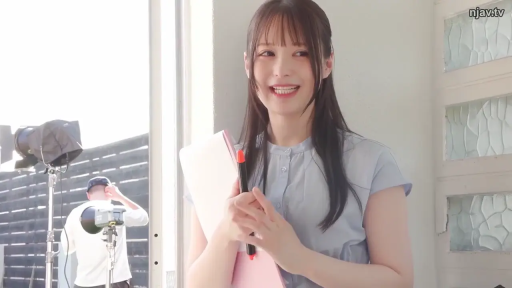 半身 · 撮影灯 · フォルダ · 蓝色衬衫 · 影棚 · 开朗 · 横に頭を傾ける · 持物