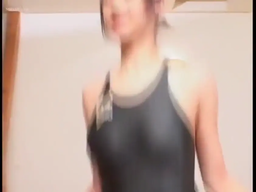 室内 · 胸部特写 · 展示 · 站姿 · 模糊 · 连体泳衣 · 吊牌 · 竞泳