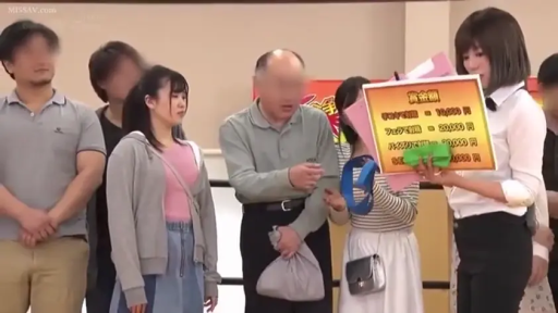 室内 · 站立 · 展示 · 全景 · 自然 · 多人 · 休闲服 · 告示牌