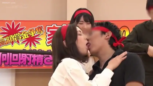 Indoor · Investment · Close-up of the face · 拥抱 · Everyday clothes · 舌吻