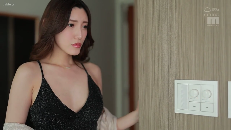 室内 · 站立 · 半身 · 长发 · 忧虑 · 观望 · 黑色吊带裙 · 灯开关