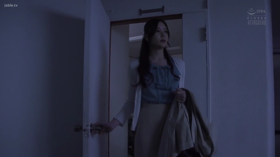 局部特写 · 专注 · 办公桌 · 紧身衣 · 分屏 · 暴露 · 抬腿 · 演播室