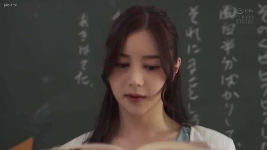 教室 · 专注 · 站姿 · 头部特写 · 阅读 · 书本 · 教师装 · 黑板背景