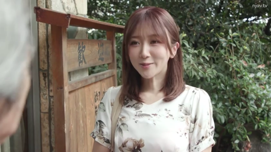 交谈 · 站立 · 微笑 · 面部特写 · 挎包 · 户外 · 熟女 · 碎花上衣