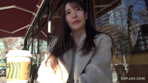 坐姿 · 自然 · 面部特写 · 长发 · 白色外套 · 咖啡杯 · 咖啡厅 · 看向侧面