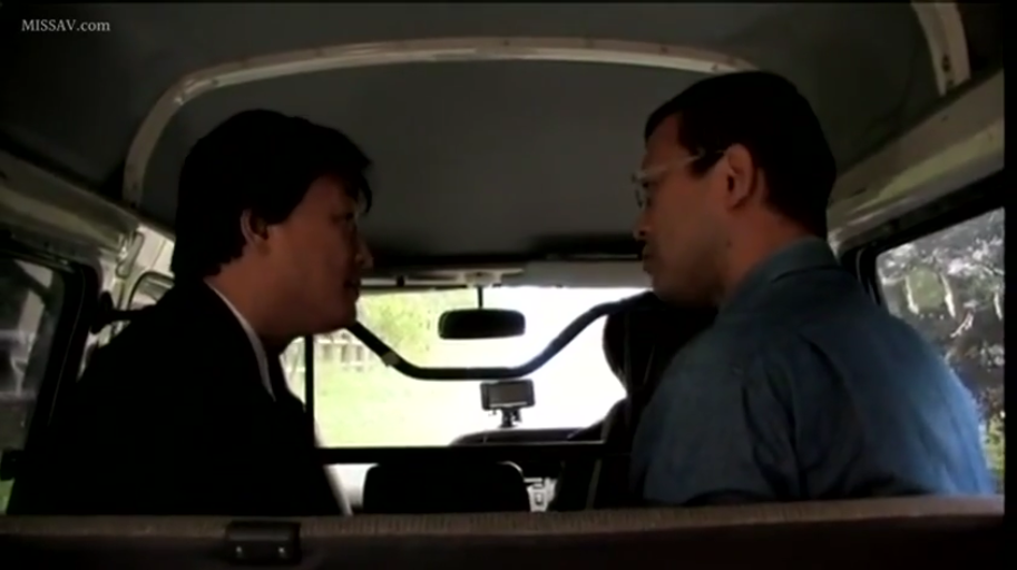 交谈 · 严肃 · 中景 · 车内 · 双人 · 西装 · 对坐 · 后视镜