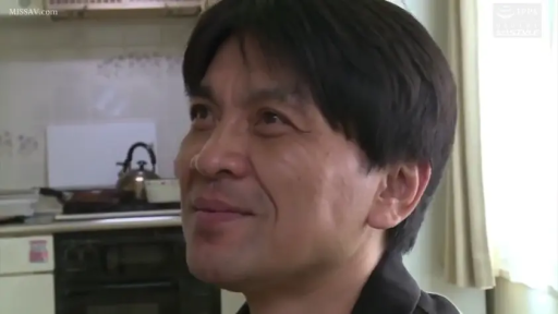 脸部特写 · 厨房 · 黑色上衣