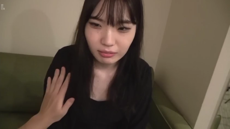 坐姿 · 脸部特写 · 第一人称视角 · 室内沙发 · 黑色常服 · 被摸肩膀 · 犹豫不决