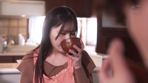 坐姿 · 自然 · 面部特写 · 居家 · 厨房 · 粉色围裙 · 木碗 · 喝汤