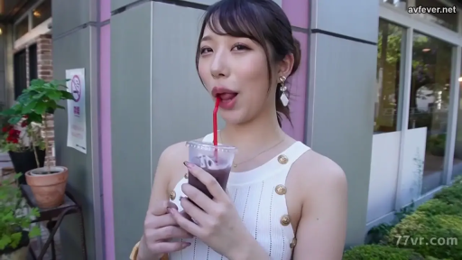 站立 · 半身特寫 · 户外街道 · 白色无袖背心 · 吮吸吸管