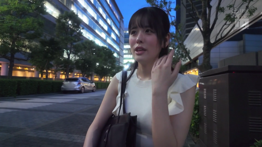跪坐 · 卧室 · 中景 · 微笑 · 交流 · 床垫 · 清纯 · 白色针织衫