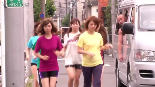 中景 · 自然 · 多人 · 街道 · 运动服 · 跑步 · 面包车 · 慢跑