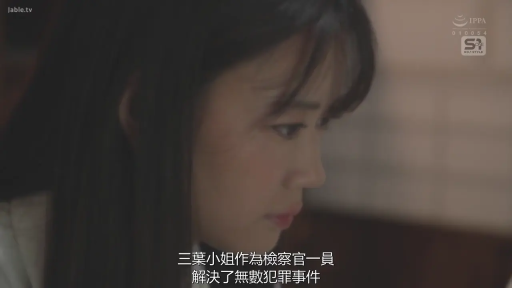 室内 · 脸部特写 · 浅色上衣