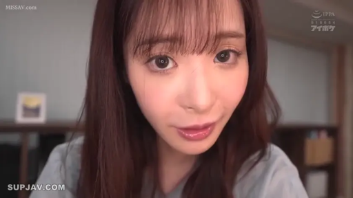 POV视角 · 注视镜头 · 室内房间 · 温柔微笑 · 脸部大特写 · 身體前傾 · 浅蓝色家居服