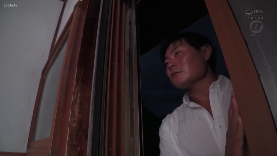 严肃 · 脸部特写 · 白色衬衫 · 男性 · 门口 · 窥视 · 探头 · 木质门框