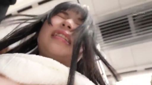 室内 · 面部特写 · 仰视 · 模糊 · 白色毛领 · 性高潮中 · 扭曲表情 · 通风口