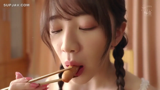 坐姿 · 脸部特写 · 平静 · 双马尾 · 进食 · 筷子 · 白色蕾丝背心 · 饭厅