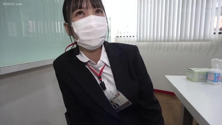 坐姿 · 办公室 · 半身特写 · 职业装 · 制服 · 口罩 · 面试 · 迷茫